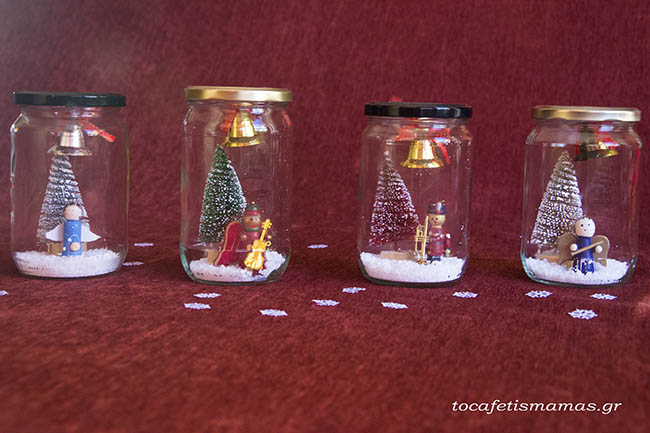 Χριστουγεννιάτικες παραστάσεις μέσα σε γυάλινα βάζα.