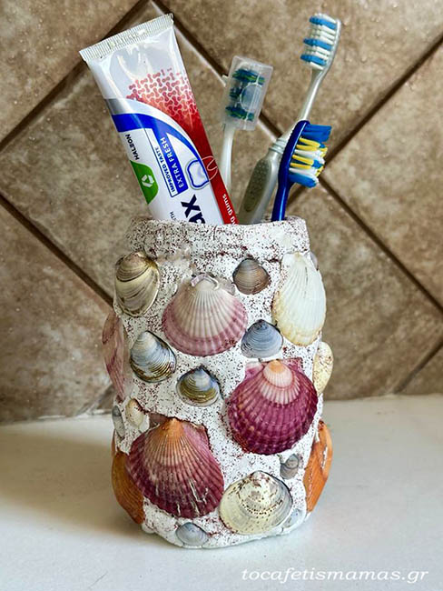 DIY βαζάκι για oδοντόβουρτσες με κοχύλια και πηλό.
