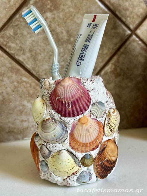 DIY βαζάκι για oδοντόβουρτσες με κοχύλια και πηλό.