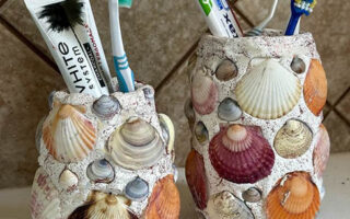 DIY βαζάκι για oδοντόβουρτσες με κοχύλια και πηλό.