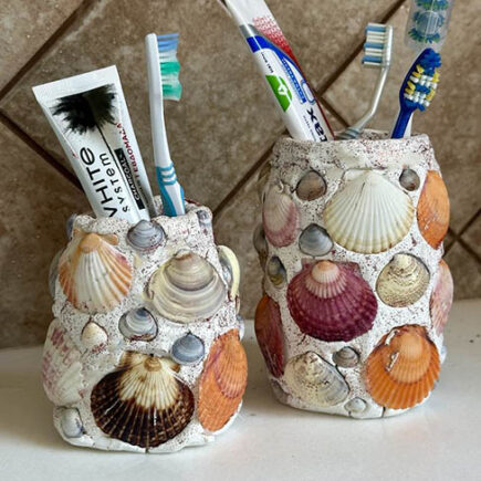 DIY βαζάκι για oδοντόβουρτσες με κοχύλια και πηλό.