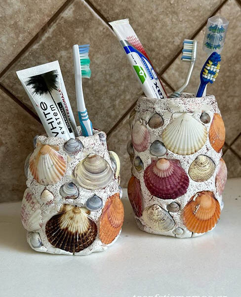 DIY βαζάκι για oδοντόβουρτσες με κοχύλια και πηλό.