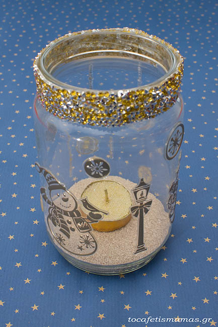 Χριστουγεννιάτικα βαζάκια με κερί.