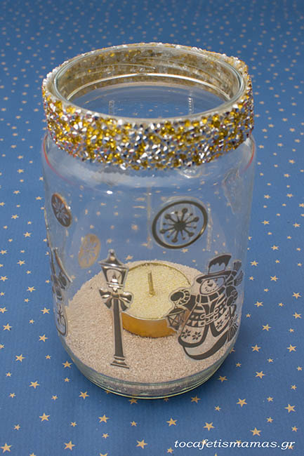 Χριστουγεννιάτικα βαζάκια με κερί.
