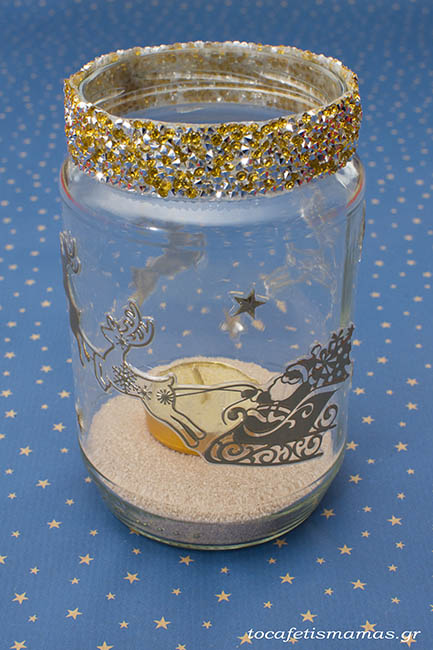 Χριστουγεννιάτικα βαζάκια με κερί.