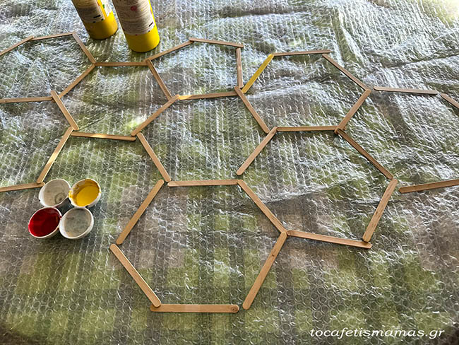 Πώς να φτιάξετε και εσείς μια αποκριάτικη στολή μελισσοκόμου (DIY).