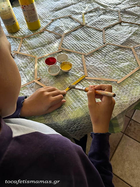 Πώς να φτιάξετε και εσείς μια αποκριάτικη στολή μελισσοκόμου (DIY).